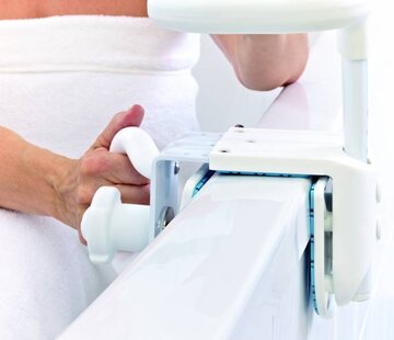 Verstelbare handgreep voor op de badrand