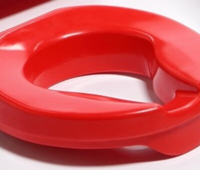 Toiletverhoger in contrastkleur