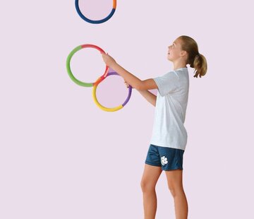 Jongleren met 3 grote schuimringen