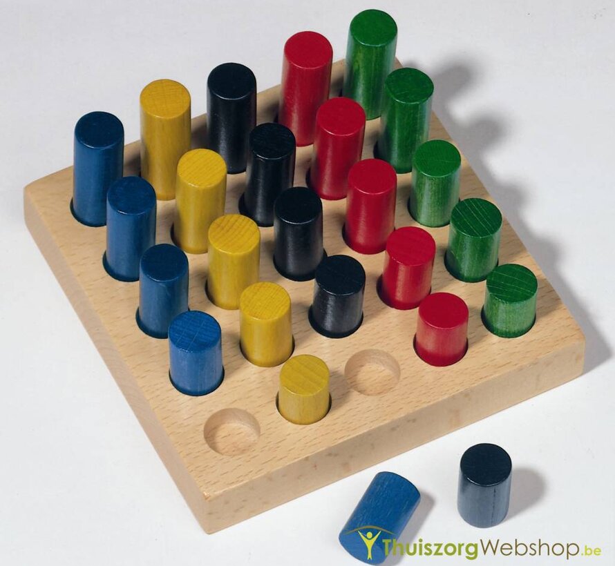 Pennenbord met houten pennen van verschillende lengte