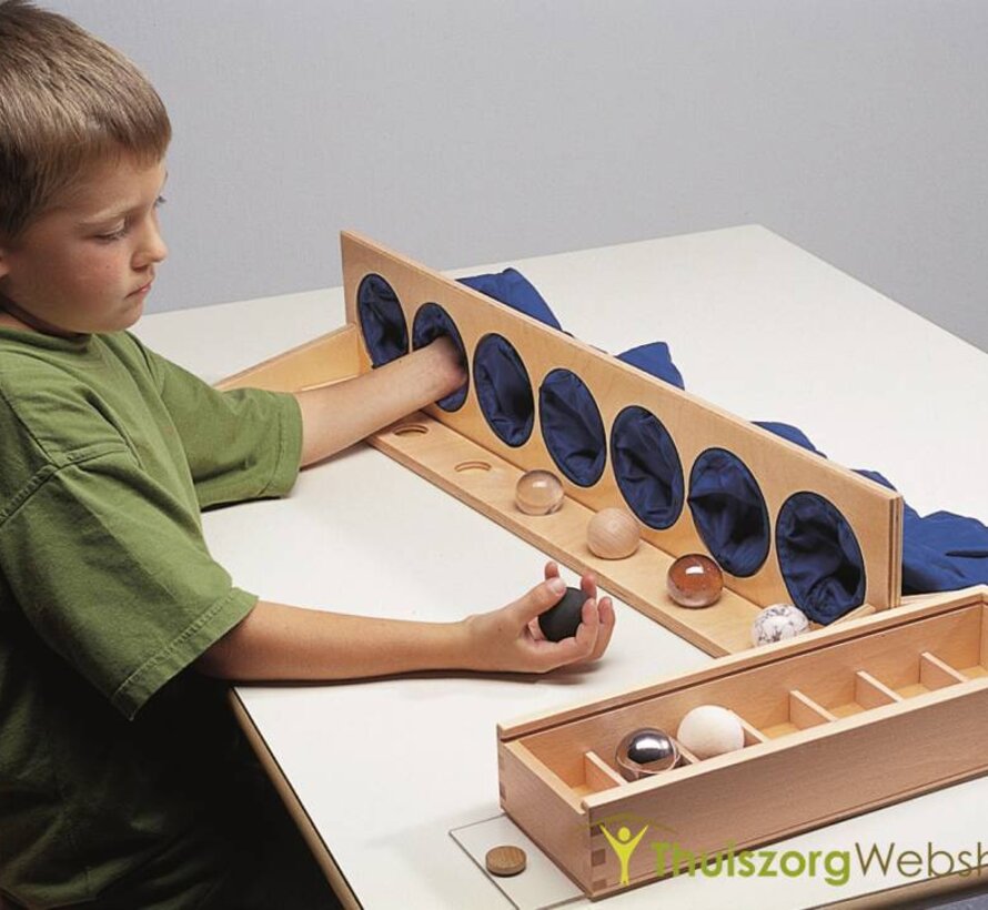 Houten standaard met 7 voelzakken