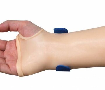 Pre-cut thumb hole polsspalk