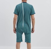 Groene pyjama met ritssluiting op de rug en tussen de benen