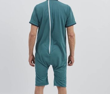 Groene pyjama met ritssluiting op de rug en tussen de benen
