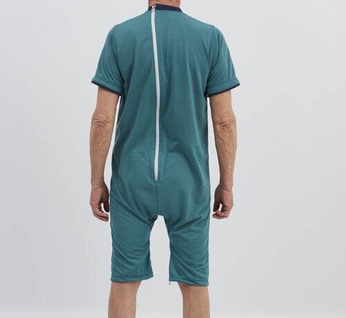 Groene pyjama met ritssluiting op de rug en tussen de benen