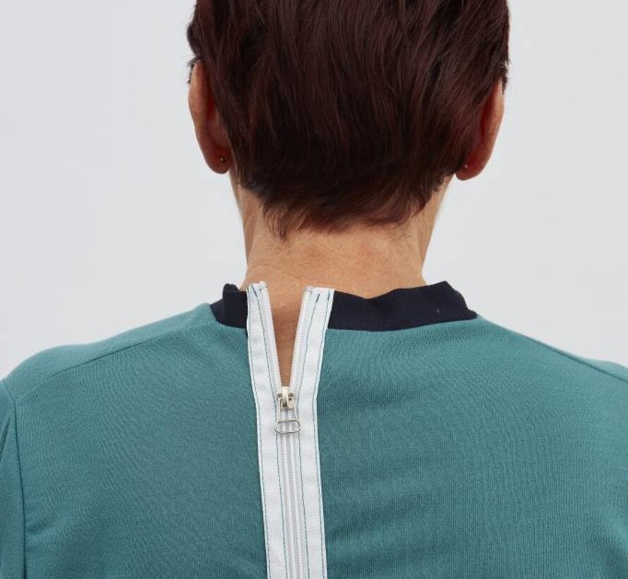 Groene pyjama met ritssluiting op de rug en tussen de benen