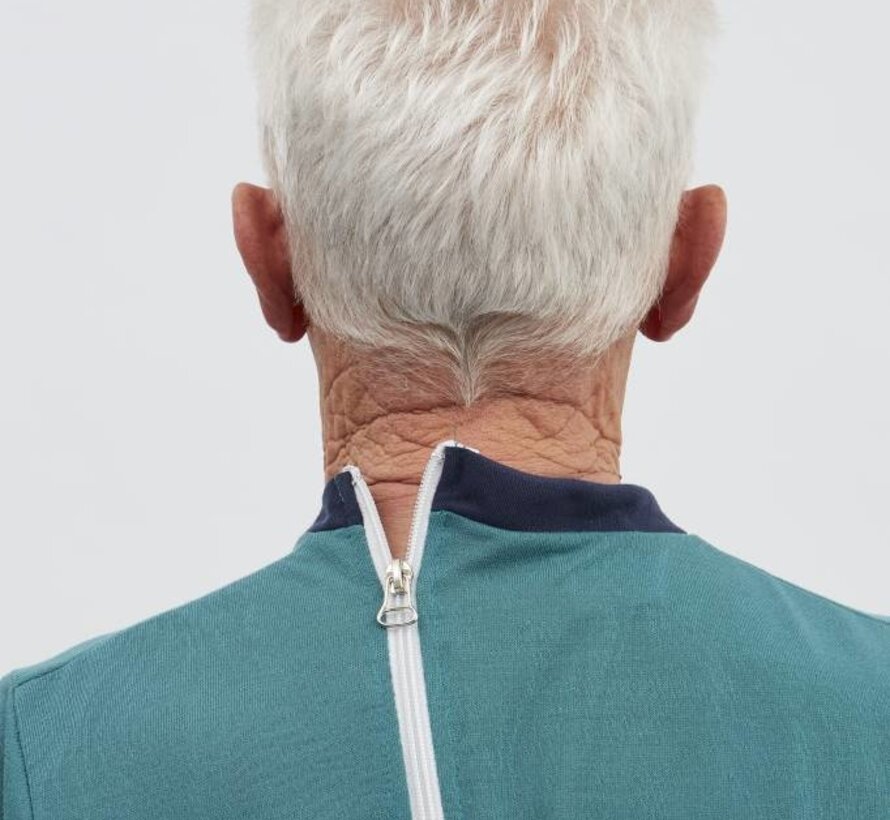 Groene pyjama met ritssluiting op de rug en tussen de benen