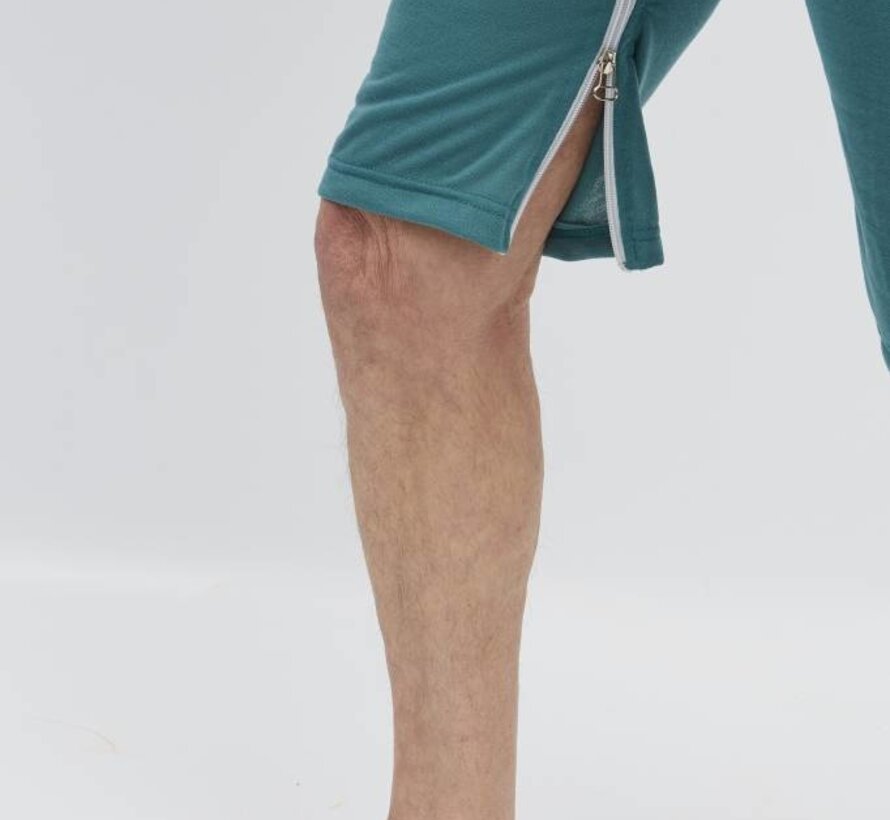 Groene pyjama met ritssluiting op de rug en tussen de benen