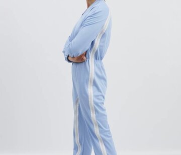 Pyjama met ritssluiting via de schouder naar de zijnaad en tussen de benen