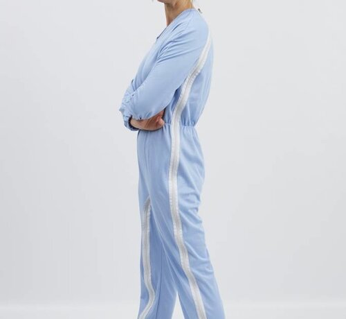 Licht blauwe pyjama met ritssluiting via de schouder naar de zijnaad en tussen de benen, elastiek in de taille