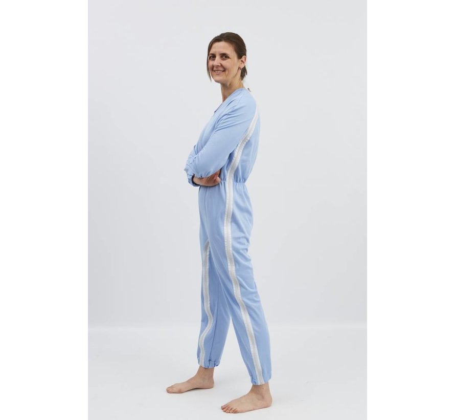 Licht blauwe pyjama met ritssluiting via de schouder naar de zijnaad en tussen de benen, elastiek in de taille