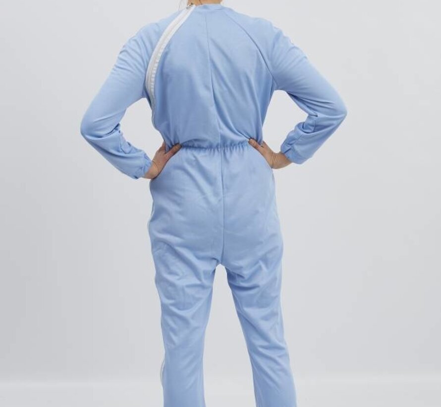 Licht blauwe pyjama met ritssluiting via de schouder naar de zijnaad en tussen de benen, elastiek in de taille