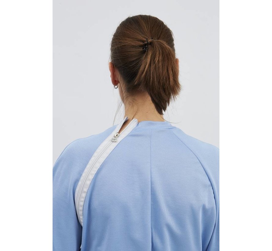 Licht blauwe pyjama met ritssluiting via de schouder naar de zijnaad en tussen de benen, elastiek in de taille
