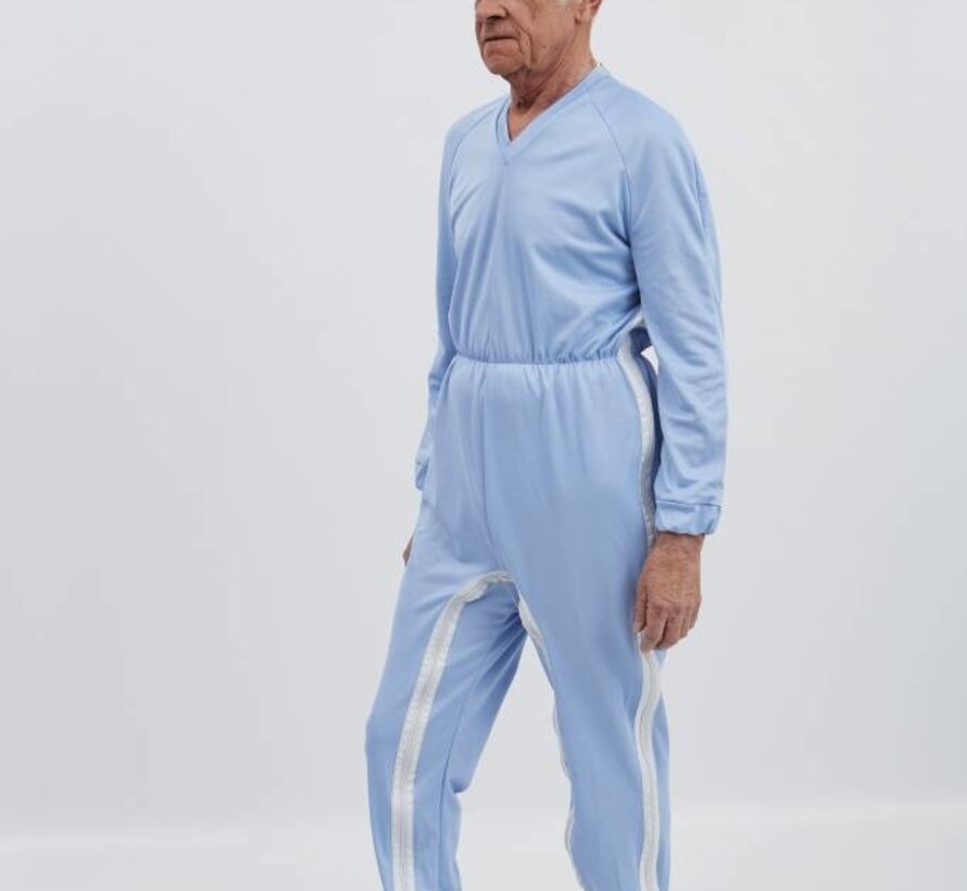 Licht blauwe pyjama met ritssluiting via de schouder naar de zijnaad en tussen de benen, elastiek in de taille
