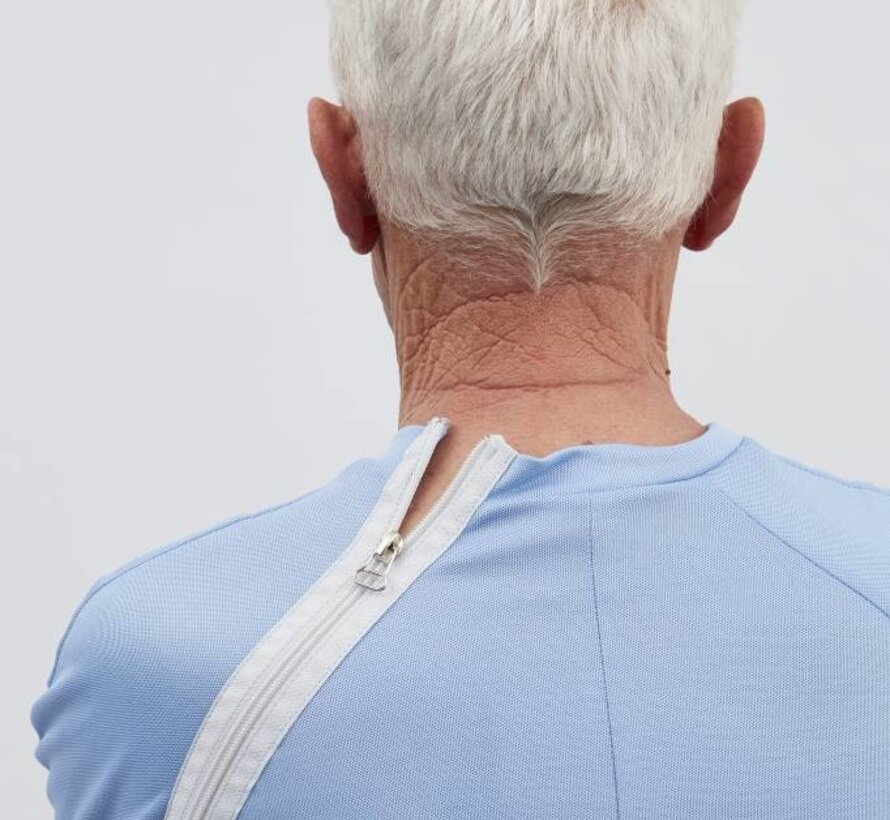 Licht blauwe pyjama met ritssluiting via de schouder naar de zijnaad en tussen de benen, elastiek in de taille