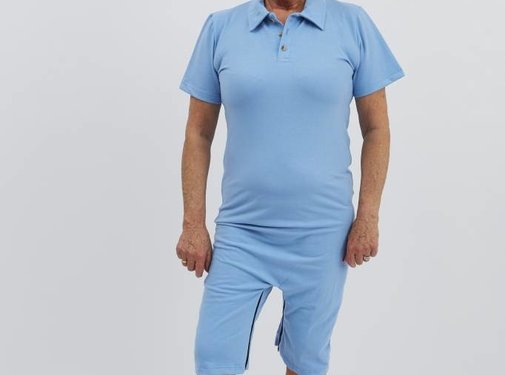 Licht blauwe polo met ritssluiting tussen de benen