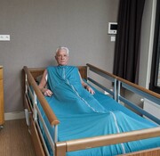 Groen verpleegdeken volledig rond de matras voor onrustige slapers