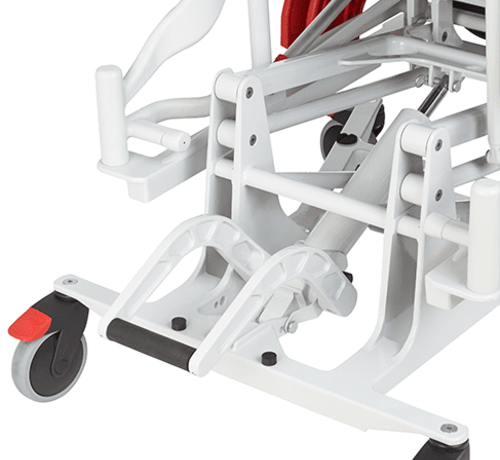 In hoogteverstelbare kantelbare verzorgingsstoel