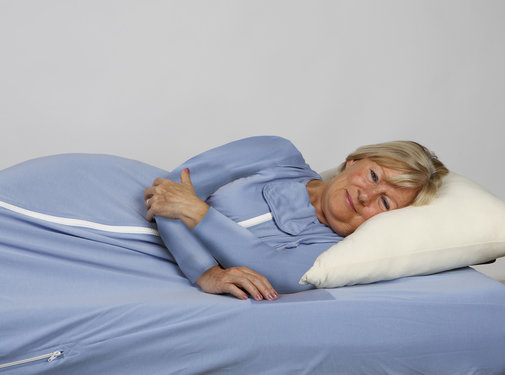 Verpleegdeken met mouwen hoeslaken model