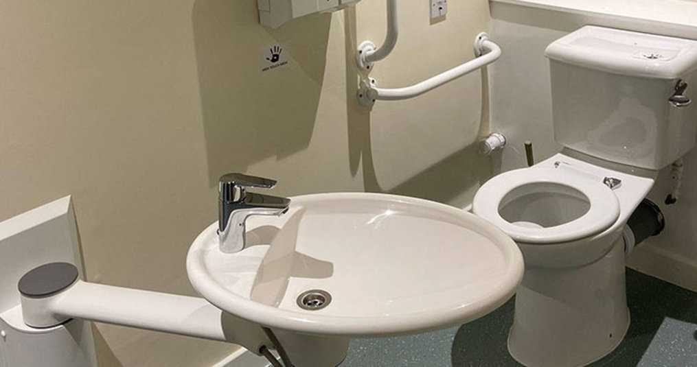 Hoe een unieke zwenkbare lavabo ruimtebesparend is.