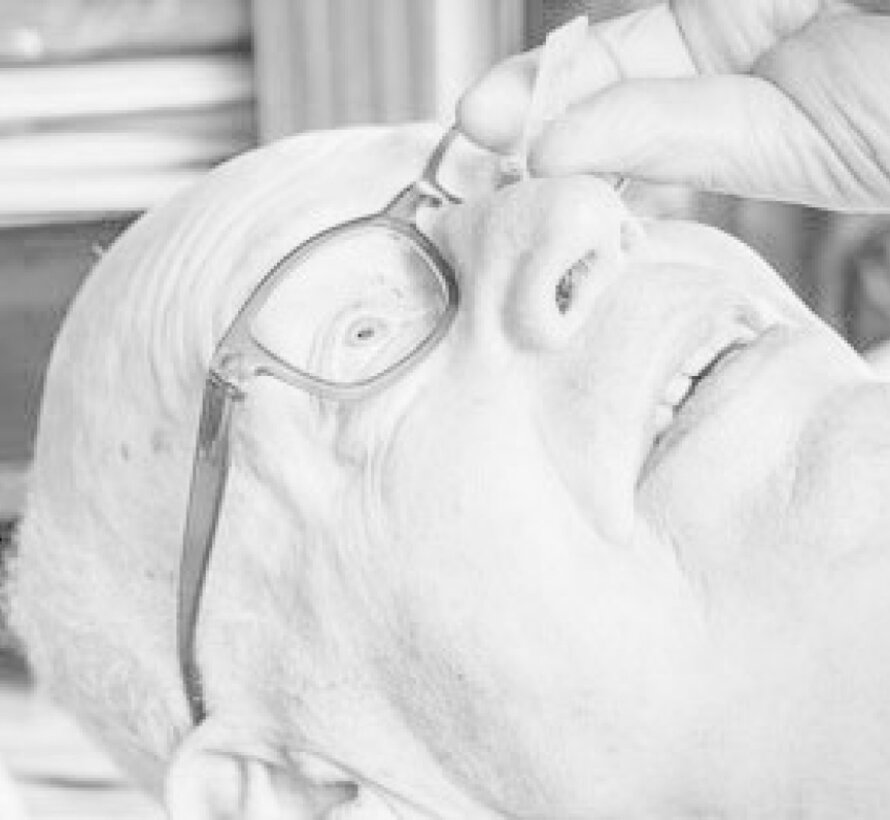 Bril om gemakkelijk oogdruppels toe te dienen