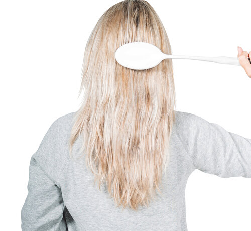 Borstel of kam met verlengde handgreep