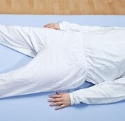 Verpleegpyjama met mouwen en tussenbeenrits