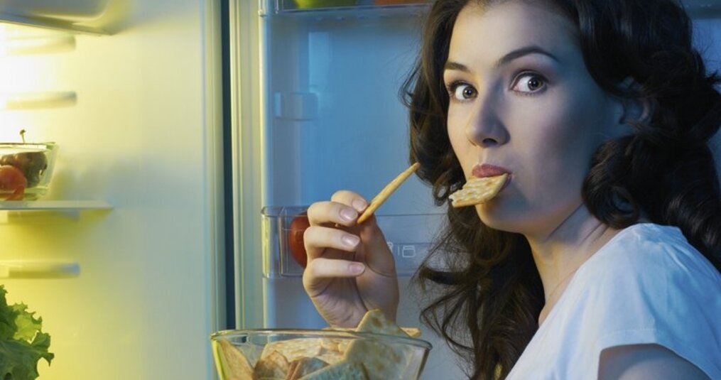 ’s Nachts opstaan om te eten: Onschuldig of niet?