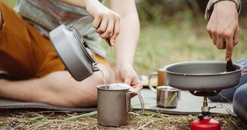 Koken op kamp: tien tips om een voedselvergiftiging te voorkomen