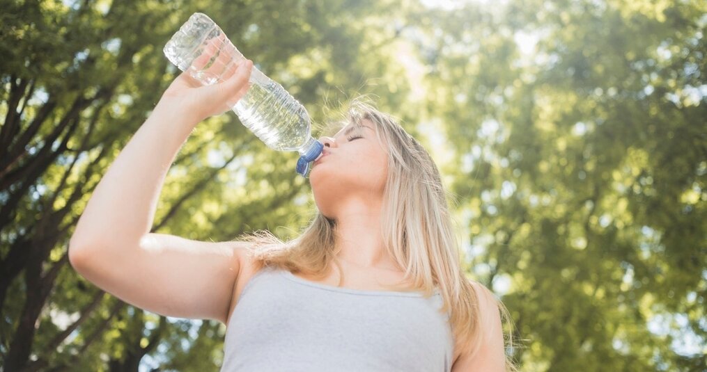 Voldoende Drinken Tijdens de Zomer: Voorkom Uitdroging en Herken de Signalen
