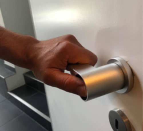 Combinatie deurklink voor mensen met dwaalgedrag