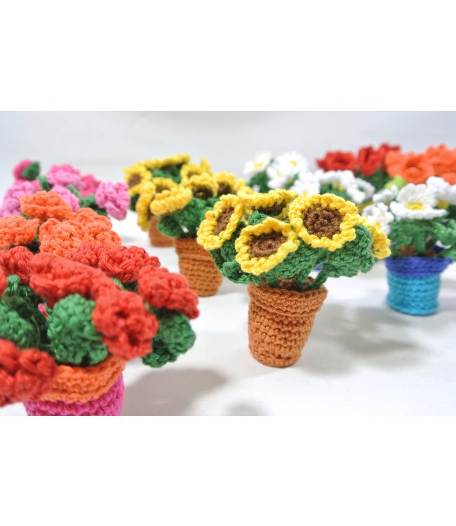 Haakpret Flower Pot with little flowers