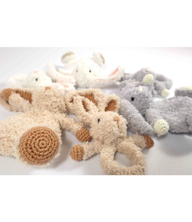 Haakpret Babyknuffel en rammelaar  - Konijn A5 (Néerlandais)   - Anja Toonen