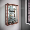 ebuy24 VitrosaMini vitrinekast wandmontage met spiegel 2 glazen deuren Incl. LED-verlichting nootboom decor.