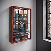 ebuy24 Vitrosa Mini vitrinekast Wandmodel met 2 glazen deuren 8 glazen plankenKernnoten decor.