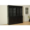 Amaretta vitrinekast 4 deuren, zwart antiek gepatineerd. Breedte 186 cm, hoogte 200 cm