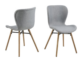 Bali eetkamerstoel in lichtgrijze stof en massief eiken poten.