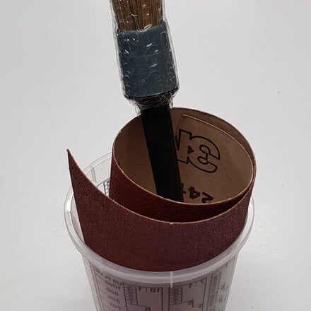 Lijmkwast, schuurpapier en mixbeker