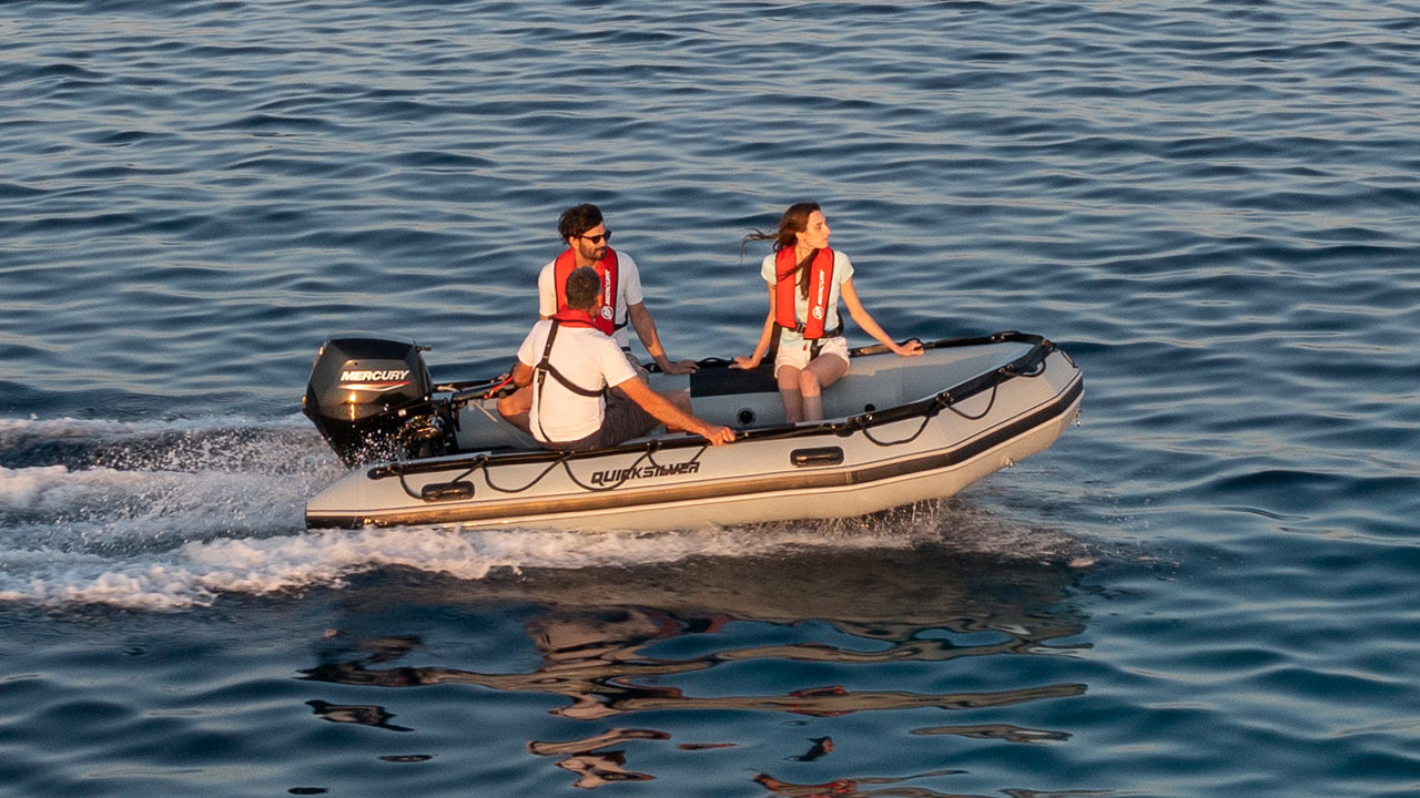 Grijze Quicksilver rubberboot met Mercury buitenboordmotor op het water