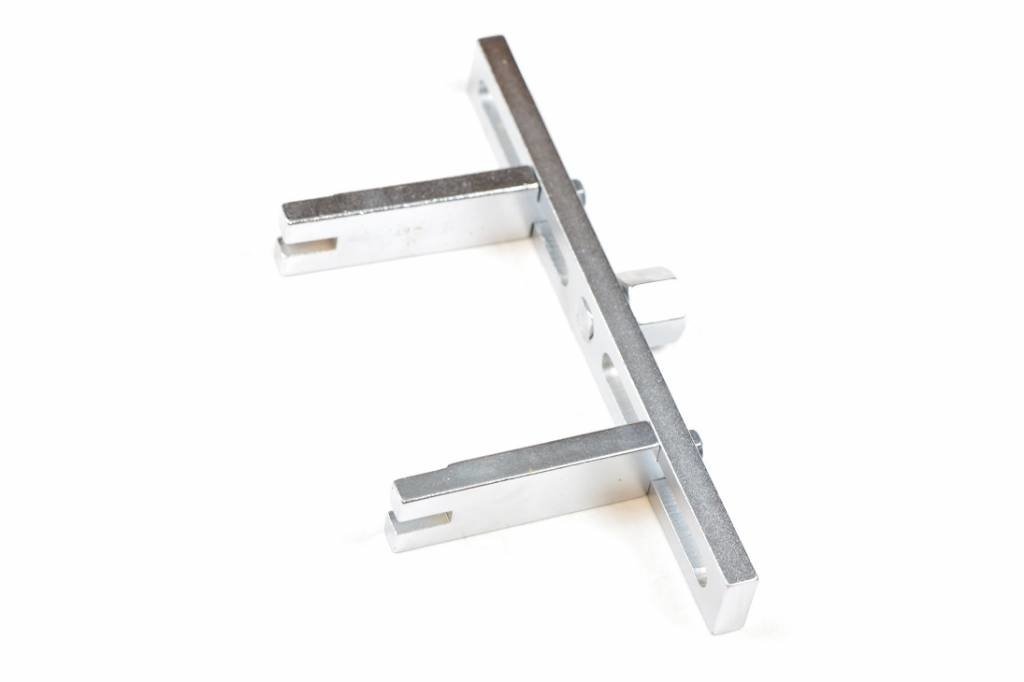 Mounting key for fuel pumps