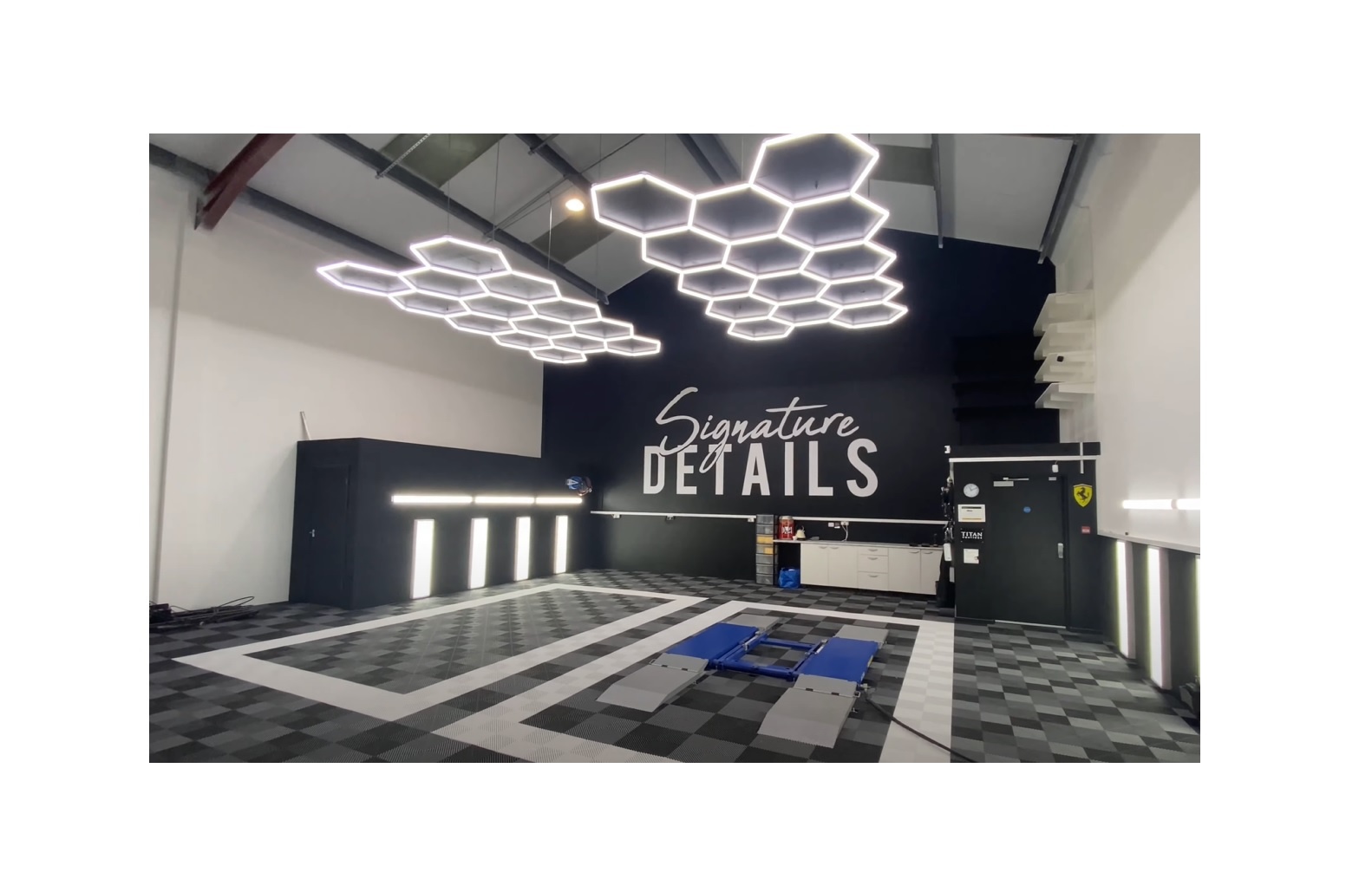 Bakken Mantsjoerije stoeprand TM Led showroom , hexagon verlichting , Auto detailing honingraat ver -  ToolMania