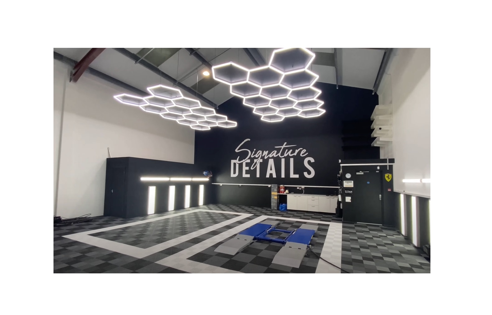 TM LED-Showroom, Sechseckbeleuchtung, Wabenbeleuchtung mit automatischer Detaillierung 241 x 478 cm