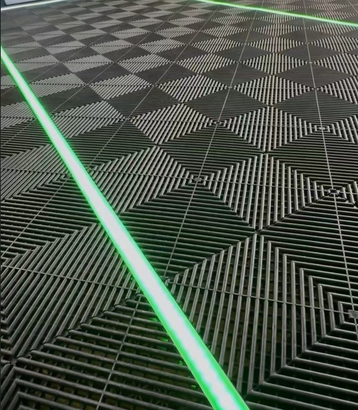 TM Garagevloer, Detailing tegel, Open kliktegel hard zwart 4,8 x 2,4m met RGB Led