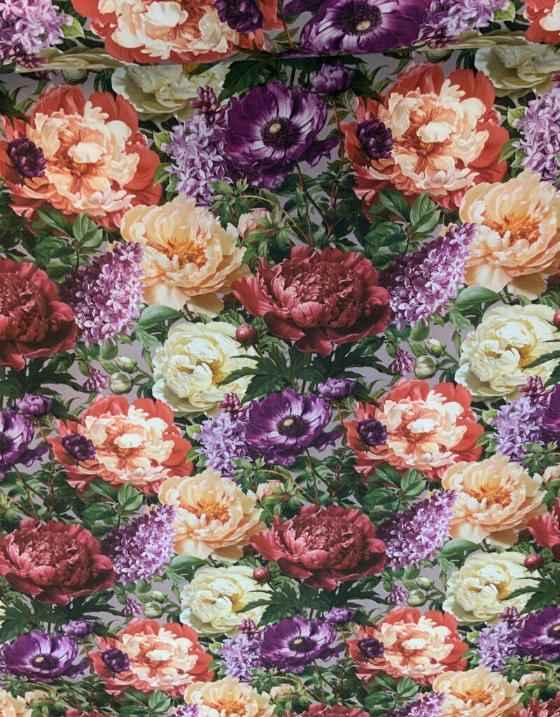 Ein Meer aus Pfingstrosen, Mohnblumen und Flieder.