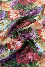 Ein Meer aus Pfingstrosen, Mohnblumen und Flieder.