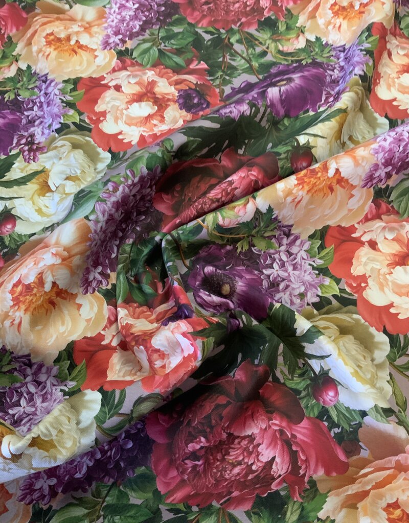 Een bloemenzee van Pioenrozen, Papaver en Seringen