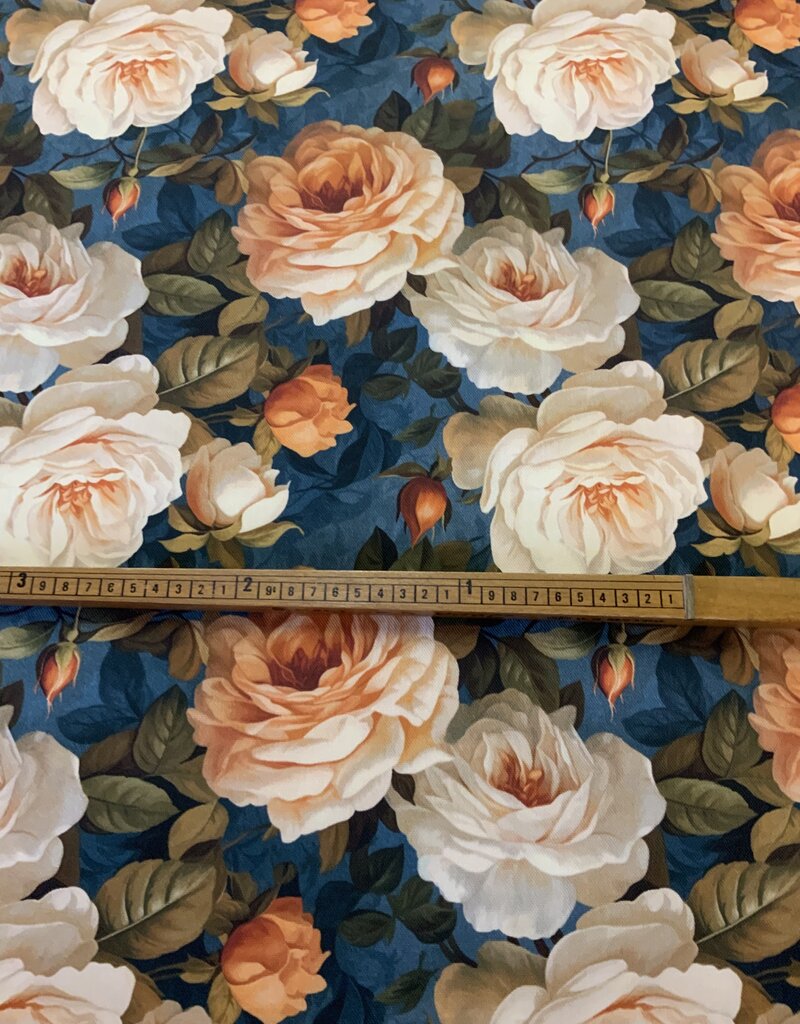 Klassische Rosen auf Blau