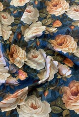 Klassische Rosen auf Blau