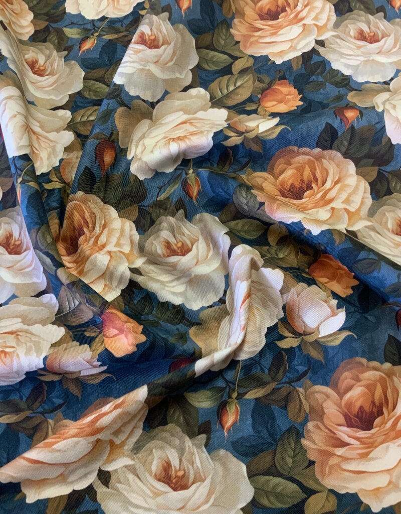 Klassische Rosen auf Blau