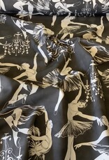 Ballerina in einer Schwarz-Weiss-Ballettvorstellung